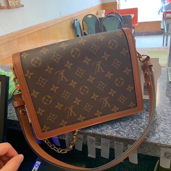 Louis Vuitton - Picture 2 of 7